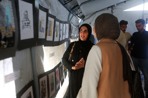 معرض «غزة: ظروف الزمان والمكان» داخل خيمة نقابة الصحفيين الفلسطينيين في غزة، في 27 سبتمبر/أيلول 2026. تصوير: محمد صالحة