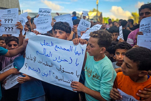 فلسطينيون يشاركون في مظاهرة على ساحل مواصي خان يونس، جنوب قطاع غزة، في 29 سبتمبر/أيلول 2026. (صورة: طارق محمد)