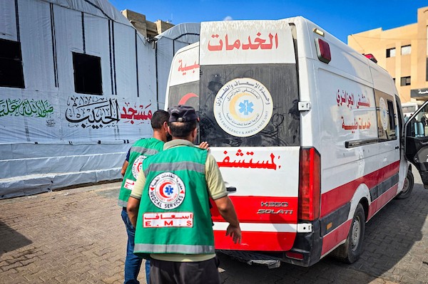 في 23 سبتمبر/أيلول 2026، نقل مسعفون جثثًا وجرحى فلسطينيين إلى مجمع ناصر الطبي في خان يونس، جنوب قطاع غزة، عقب غارة جوية إسرائيلية استهدفت مركبة مدنية في مواصي خان يونس. (صورة: طارق محمد)