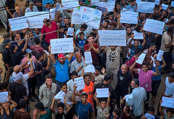 فلسطينيون يشاركون في مظاهرة على ساحل مواصي خان يونس، جنوب قطاع غزة، في 29 سبتمبر/أيلول 2026. (صورة: طارق محمد)