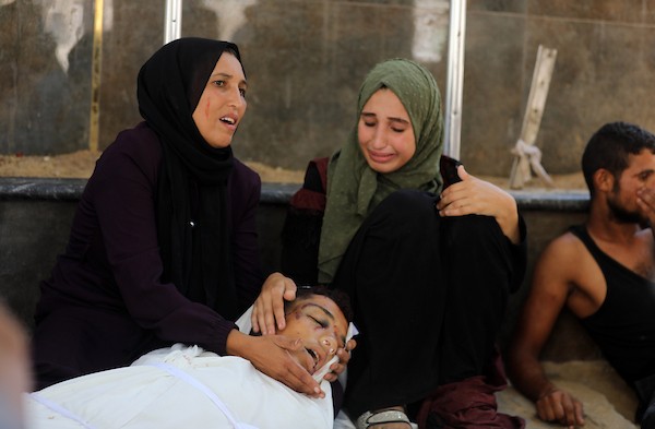 ودّع فلسطينيون جثمان المراهق إسماعيل الهرش في مستشفى الشفاء بمدينة غزة بعد استشهاده بنيران الجيش الإسرائيلي في شارع الهوجا شرق جباليا شمال قطاع غزة، في 2 سبتمبر/أيلول 2026. (صورة: بلال أسامة)