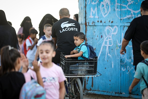 طلبة فلسطينيون يتوجهون إلى مدارسهم مع انطلاق العام الدراسي الجديد في مخيم البريج وسط قطاع غزة، في 19 أيلول/ سبتمبر 2026. (تصوير: معز صالحي)