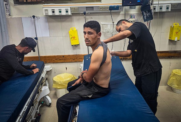 نقل مسعفون فلسطينيون خمسة جرحى، بينهم جريح في حالة حرجة، إلى مجمع ناصر الطبي في خان يونس، جنوب قطاع غزة، في 24 سبتمبر/أيلول 2026، بعد إصابتهم في غارة جوية إسرائيلية. (صورة: طارق محمد )