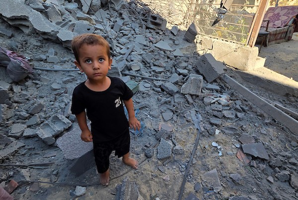 يتفقد فلسطينيون منزلاً دُمر في غارة جوية إسرائيلية استهدفت مخيم خان يونس، جنوب قطاع غزة، بينما يتصاعد الدخان من الموقع، في 9 سبتمبر/أيلول 2026. وأفادت مصادر طبية أن الغارة أسفرت عن إصابة شخصين. صورة: طارق محمد