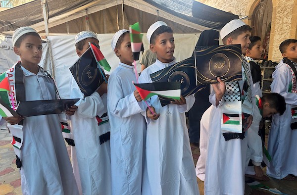 طلاب فلسطينيون من حفظة القرآن الكريم خلال حفل تخرج في خان يونس، جنوب قطاع غزة، في 14 سبتمبر/أيلول. تصوير: طارق محمد.