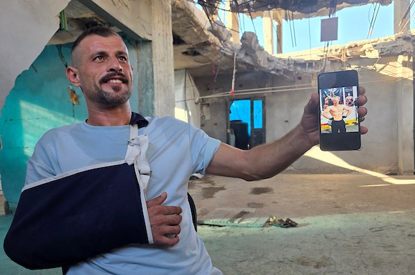 لاعب كمال الأجسام الفلسطيني أحمد فياض، وهو أب لطفلين، داخل منزله المتضرر في قطاع غزة، في 9 أيلول/سبتمبر 2026.تصوير: طارق محمد.