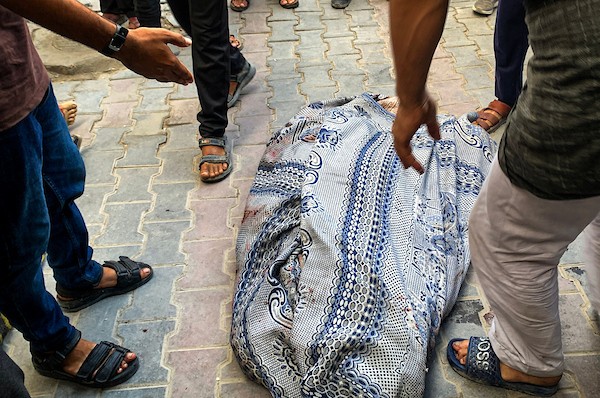 يحمل فلسطينيون جثتي شخصين إلى مستشفى الشفاء في مدينة غزة في 29 سبتمبر/أيلول 2026، عقب غارة إسرائيلية على مخيم حلاوة في جباليا.صورة: أحمد الشوا