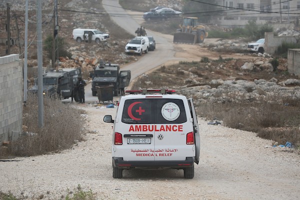 جرافات إسرائيلية تهدم مباني فلسطينية في ضاحية نابلس الجديدة شمال الضفة الغربية، في 31 آب/أغسطس 2026. (تصوير: محمد ناصر)