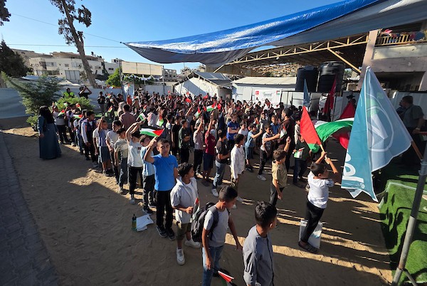 طلبة فلسطينيون يباشرون عامهم الدراسي الجديد داخل خيام وفصول مؤقتة مصنوعة من الصفيح في خان يونس جنوب قطاع غزة، في 19 أيلول/ سبتمبر 2026. (تصوير: طارق محمد)
