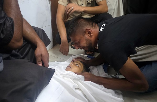 ودّع المشيّعون الطفل الفلسطيني عبيدة شيخ العيد، البالغ من العمر 10 سنوات، وحضروا جنازته في مجمع ناصر الطبي في خان يونس، جنوب قطاع غزة، في 9 سبتمبر/أيلول. (صورة: طارق محمد)