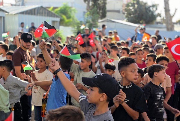 طلبة فلسطينيون يباشرون عامهم الدراسي الجديد داخل خيام وفصول مؤقتة مصنوعة من الصفيح في خان يونس جنوب قطاع غزة، في 19 أيلول/ سبتمبر 2026. (تصوير: طارق محمد)
