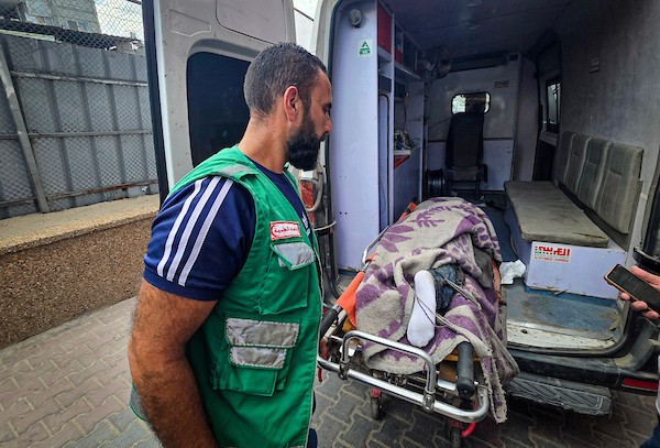 في 23 سبتمبر/أيلول 2026، نقل مسعفون جثثًا وجرحى فلسطينيين إلى مجمع ناصر الطبي في خان يونس، جنوب قطاع غزة، عقب غارة جوية إسرائيلية استهدفت مركبة مدنية في مواصي خان يونس. (صورة: طارق محمد)