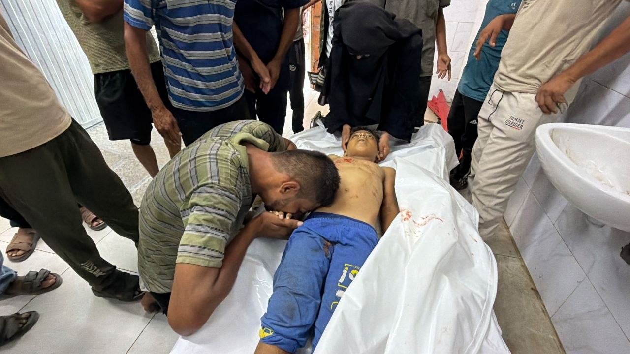 وصول مجمع ناصر الطبي الشهيد عبيدة اسامة الشيخ عيد جراء اطلاق قوات الاحتلال النار صوب خيام النازحين في منطقة بئر 19 جنوب غرب خانيونس 5.jpg