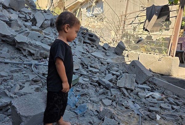 يتفقد فلسطينيون منزلاً دُمر في غارة جوية إسرائيلية استهدفت مخيم خان يونس، جنوب قطاع غزة، بينما يتصاعد الدخان من الموقع، في 9 سبتمبر/أيلول 2026. وأفادت مصادر طبية أن الغارة أسفرت عن إصابة شخصين. صورة: طارق محمد