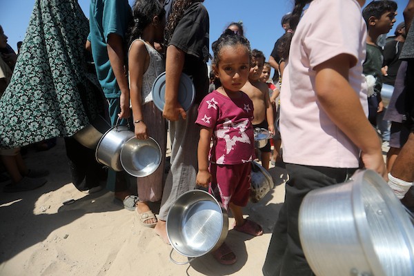 تجمع فلسطينيون نازحون لتلقي وجبات طعام من مطبخ خيري في غرب مدينة غزة، قطاع غزة، في 7 سبتمبر/أيلول 2026. (صورة: بلال أسامة)