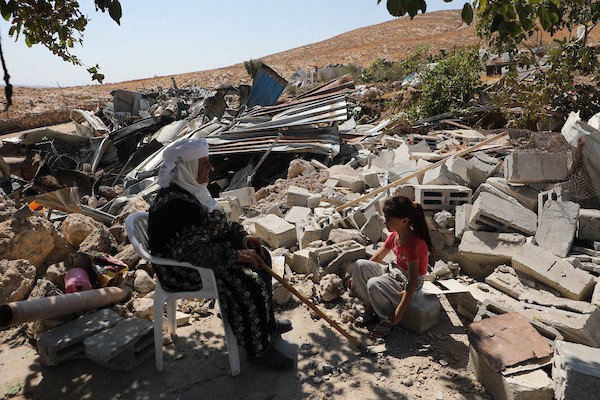يتفقد فلسطينيون الأضرار الناجمة عن هدم منازل في قرية جنبا بمحافظة مسافر يطا، جنوب الخليل، في 23 سبتمبر/أيلول 2026. (صورة: مأمون وزواز)