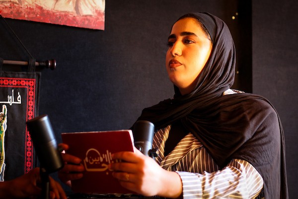 تعمل الصحفية والمذيعة الفلسطينية تالا درويش، داخل استوديو مؤقت بنته من ألواح خشبية مأخوذة من صناديق المساعدات في مخيم النصيرات للاجئين وسط قطاع غزة.تصوير: معز صالحي