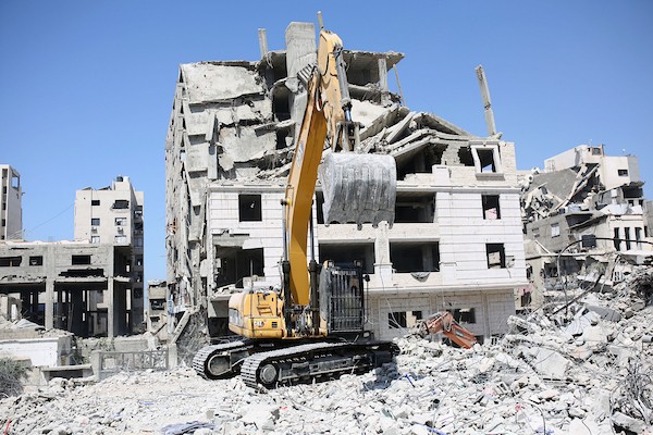 فرق الدفاع المدني الفلسطيني تواصل، لليوم الثاني، البحث بين أنقاض مبنى سكني منهار في منطقة الصناعة غرب مدينة غزة، في 17 سبتمبر/أيلول 2026. (تصوير: محمد صالحة)