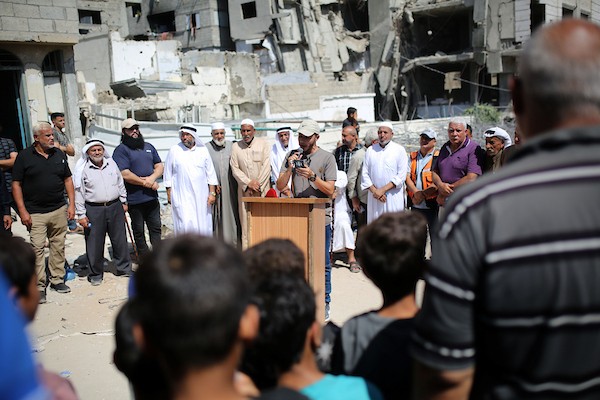 فلسطينيون يشاركون في احتجاج نظمته عائلات وعشائر فلسطينية عند موقع مبنى منهار في مدينة غزة، في 17 سبتمبر/أيلول 2026، تحت شعار «صرخة قبلية في وجه مجلس السلام». (تصوير: محمد صالحة)