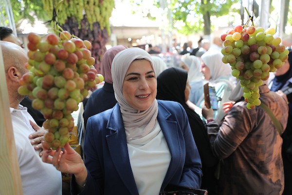 مزارعون وسكان فلسطينيون يشاركون في مهرجان «أيام العنب الخليلي» في البلدة القديمة بمدينة الخليل، في 26 سبتمبر/أيلول 2026. تصوير: مأمون وزوز.
