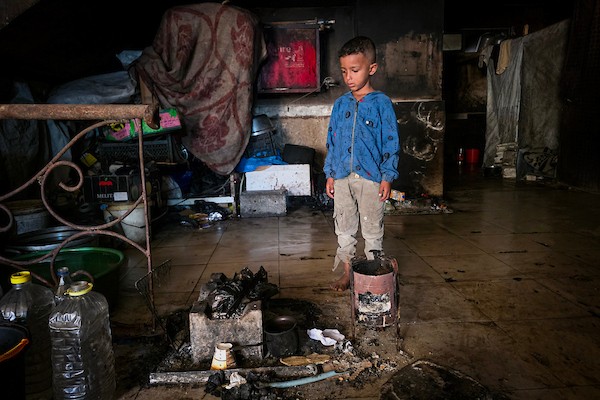 يعيش فلسطينيون نازحون داخل مركز إيواء في خان يونس، جنوب قطاع غزة، في 24 سبتمبر/أيلول 2026، وسط تدهور الأوضاع الصحية الناجمة عن تسرب مياه الصرف الصحي. (صورة: طارق محمد)