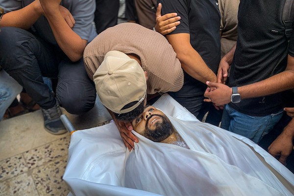 ودّع المشيّعون جثماني فلسطينيين اثنين في مستشفى الشفاء بمدينة غزة في 23 سبتمبر/أيلول 2026، بعد استشهادهما في هجوم إسرائيلي بمنطقة النفق. صورة: محمد صالحة