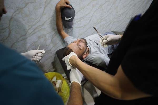 يتلقى فلسطينيون جرحى، بينهم أطفال، العلاج في مستشفى العودة بمخيم النصيرات، وسط قطاع غزة، بعد إصابتهم في غارة جوية إسرائيلية استهدفت مخيم النصيرات للاجئين، في 9 سبتمبر/أيلول 2026. صورة: حسن الجدي