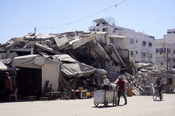 فلسطينيون يقيمون داخل أبراج الكرامة المتضررة وفي خيام مجاورة لها شمال قطاع غزة، في 17 سبتمبر/أيلول 2026، وسط مخاوف من انهيار المباني وصعوبة تأمين مساكن بديلة للعائلات والنازحين. (تصوير: بلال أسامة)