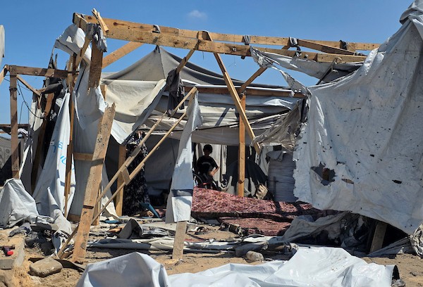 يتفقد فلسطينيون موقع غارة إسرائيلية استهدفت خيمة تؤوي نازحين في منطقة المواصي بمحافظة خان يونس، جنوب قطاع غزة، في 14 سبتمبر/أيلول 2026. (صورة: طارق محمد)