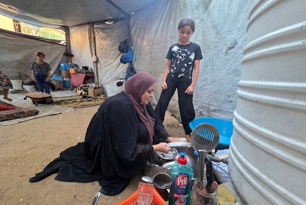 أطفال فلسطينيون يستعرضون مواهبهم في الشعر والغناء والرسم، ويواصلون حياتهم اليومية داخل خيمة للنازحين في خان يونس، جنوب قطاع غزة، في 6 سبتمبر/أيلول 2026. (صورة: طارق محمد)