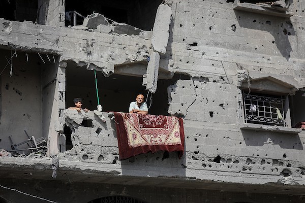 يتفقد فلسطينيون الأضرار التي لحقت بمنزل عائلة كريم في حي التفاح، شرق مدينة غزة، عقب غارة إسرائيلية استهدفته في 22 سبتمبر/أيلول 2026.(صورة: بلال أسامة)