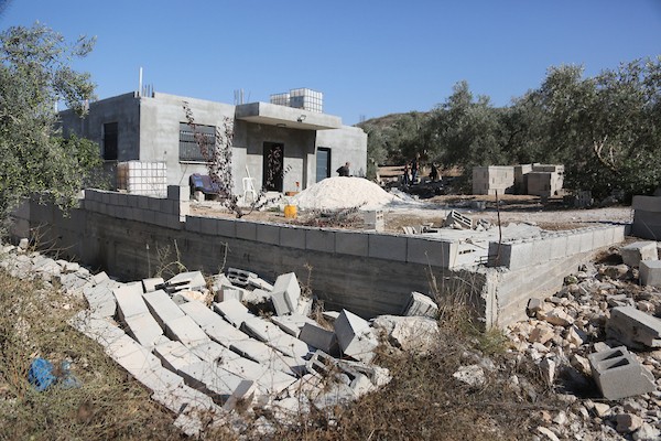 فلسطينيون يتفقدون منزلهم المدمر وأشجار الزيتون المحيطة به في قرية بورين، بالقرب من مدينة نابلس بالضفة الغربية، في 16 سبتمبر، 2026، بعد هجوم شنه مستوطنون. تصوير محمد ناصر