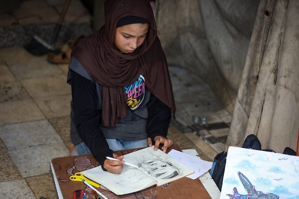 رغد حداد، فتاة فلسطينية تبلغ من العمر 16 عامًا، ترسم داخل خيمة للنازحين في حي الشيخ رضوان بمدينة غزة في 23 سبتمبر/أيلول 2026. تصوير: بلال أسامة