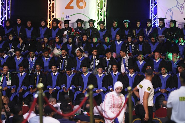 شارك طلاب فلسطينيون في حفل تخرج أقيم في الكلية الجامعية للعلوم التطبيقية وسط مبانٍ مدمرة في مدينة غزة، قطاع غزة، في 20 سبتمبر/أيلول 2026. تصوير: بلال أسامة