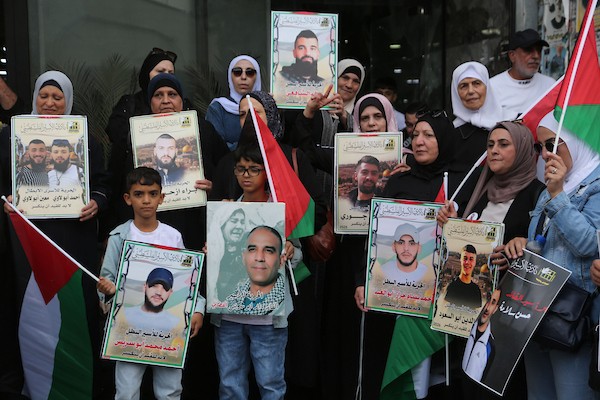 شارك فلسطينيون في مسيرة تضامنية مع الأسرى في السجون الإسرائيلية، في مدينة نابلس بالضفة الغربية، بتاريخ 29 سبتمبر/أيلول 2026.. (صورة: محمد ناصر )