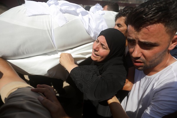 مشيّعون يودعون جثمان بصير منير البرش، داخل مستشفى الشفاء بمدينة غزة في 19 أيلول/ سبتمبر 2026. (تصوير: بلال أسامة)