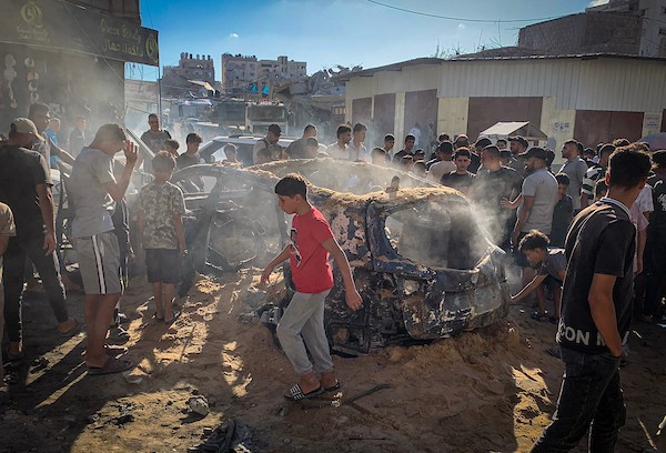 فلسطينيون يتجمعون في موقع غارة جوية إسرائيلية استهدفت مركبة مدنية في حي الشيخ رضوان بمدينة غزة، في 19 أيلول/ سبتمبر 2026. وأدى الاستهداف إلى سقوط شهيد وإصابة خرين. (تصوير: بلال أسامة)