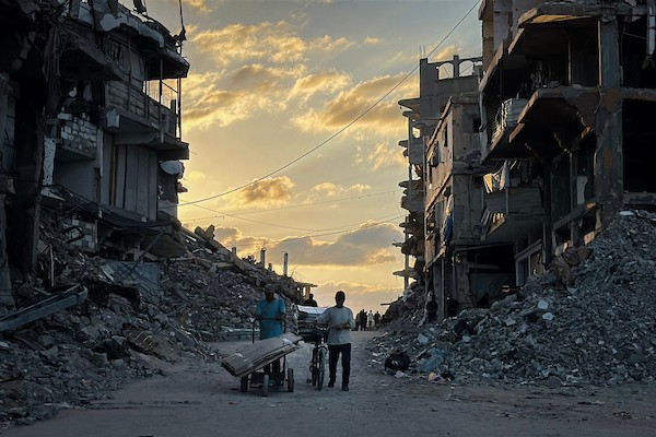 فلسطينيون نازحون يواصلون حياتهم اليومية داخل مدرسة متضررة في جباليا، شمال قطاع غزة، في 27 سبتمبر/أيلول 2026، وسط أزمة سكن وتعليم متواصلة. صورة: هادي داود