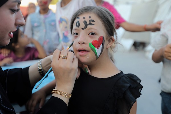 تجمّع أطفال فلسطينيون لمشاهدة عرض فيلم كرتوني في الهواء الطلق على شاشة نُصبت بين المباني المتضررة في مخيم للنازحين بحي النصر في مدينة غزة، وذلك في 2 سبتمبر/أيلول 2026.(صورة: بلال أسامة)