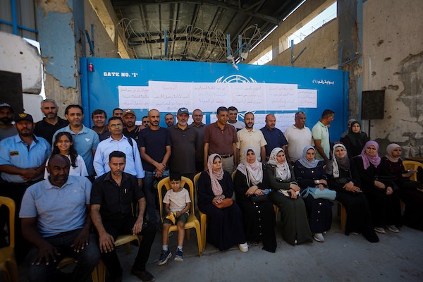 شارك موظفون فلسطينيون ومتظاهرون في وقفة أمام مقر وكالة الأمم المتحدة لإغاثة وتشغيل اللاجئين الفلسطينيين (الأونروا) في مدينة غزة بتاريخ 24 سبتمبر/أيلول 2026. (صورة: محمد صالحة )