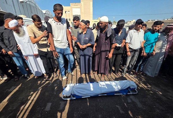 ودّع المشيّعون الطفل الفلسطيني عبيدة شيخ العيد، البالغ من العمر 10 سنوات، وحضروا جنازته في مجمع ناصر الطبي في خان يونس، جنوب قطاع غزة، في 9 سبتمبر/أيلول. (صورة: طارق محمد)