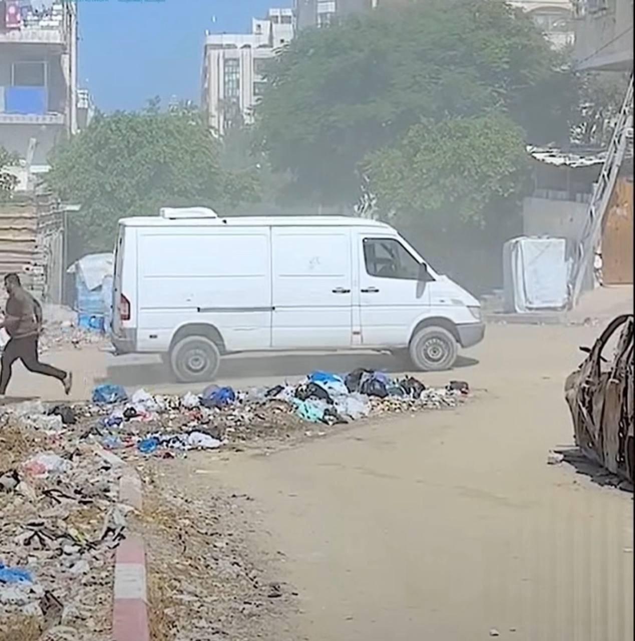 الباص المستخدم في عملية تسلل قوة إسرائيلية خاصة إلى غرب غز ...jpg