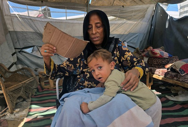 المسنة ليلى أبو عيدة تجلس داخل خيمتها في منطقة المواصي بخان يونس، جنوب قطاع غزة، في 13 سبتمبر/أيلول 2026.(صورة: طارق محمد)