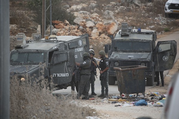 جرافات إسرائيلية تهدم مباني فلسطينية في ضاحية نابلس الجديدة شمال الضفة الغربية، في 31 آب/أغسطس 2026. (تصوير: محمد ناصر)