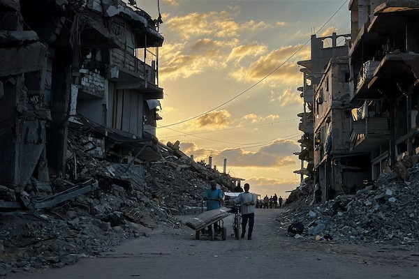 فلسطينيون نازحون يواصلون حياتهم اليومية داخل مدرسة متضررة في جباليا، شمال قطاع غزة، في 27 سبتمبر/أيلول 2026، وسط أزمة سكن وتعليم متواصلة. صورة: هادي داود