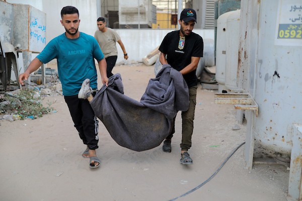 فلسطينيون ينقلون جثامين شخصين، أحدهما طفل، وعدداً من الجرحى إلى مجمع الشفاء الطبي، عقب غارة جوية إسرائيلية استهدفت مركبة في مدينة غزة، قطاع غزة، في 6 سبتمبر/أيلول 2026. (صورة: بلال أسامة)