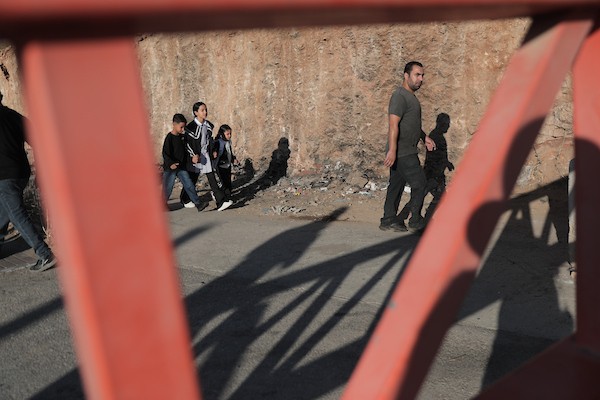 يعبر طلاب وطالبات فلسطينيون حاجزًا إسرائيليًا في الخليل في طريقهم إلى مدارسهم مع بداية العام الدراسي الجديد في الضفة، 6 سبتمبر/أيلول 2026. تصوير: مأمون وزواز