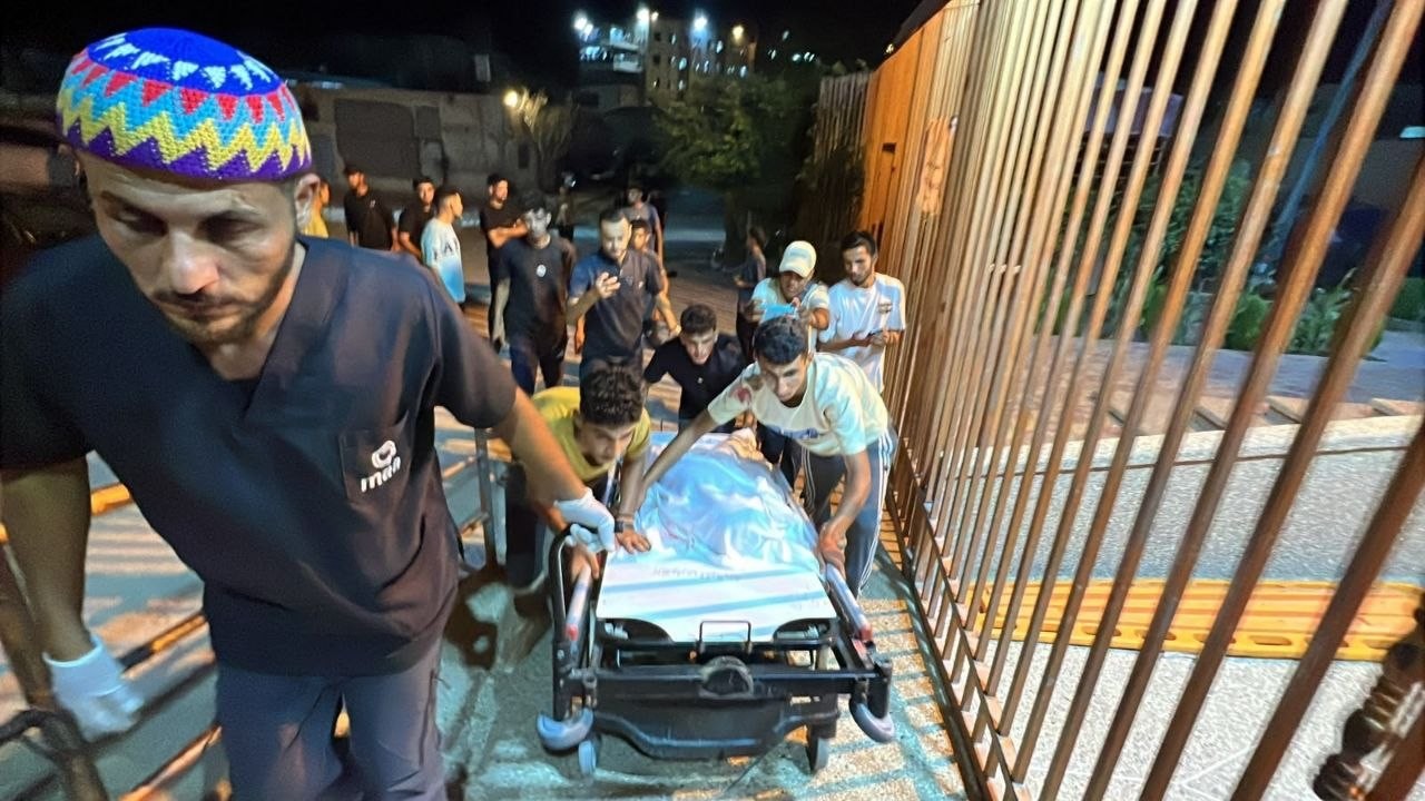 شهيدان بينهم طفلة ومصابون في ثلاث غارات على خيام نازحين في مخيم الصمود غربي مدينة خان يونس جنوبي قطاع غزة. .....jpg