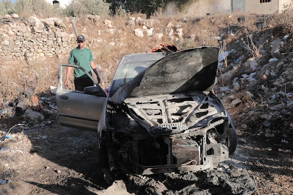 تفقد فلسطينيون الأضرار التي لحقت بالممتلكات في قرية بيت عمار، شمال الخليل في الضفة الغربية، في 20 سبتمبر/أيلول 2026، عقب هجمات شنها مستوطنون في المنطقة.صورة: مأمون وزواز