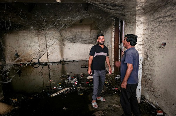 يعيش فلسطينيون نازحون داخل مركز إيواء في خان يونس، جنوب قطاع غزة، في 24 سبتمبر/أيلول 2026، وسط تدهور الأوضاع الصحية الناجمة عن تسرب مياه الصرف الصحي. (صورة: طارق محمد)